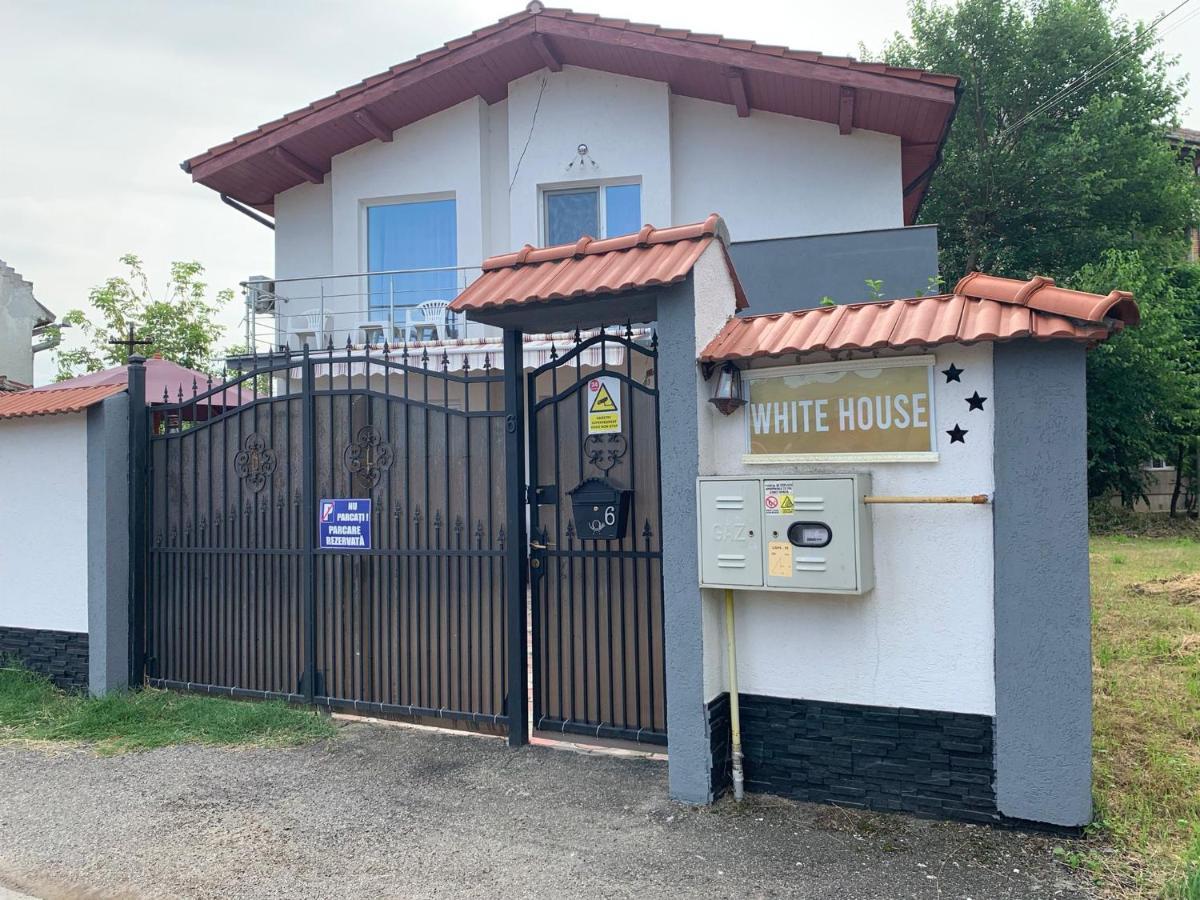 White House Guest House 후네도아라 외부 사진